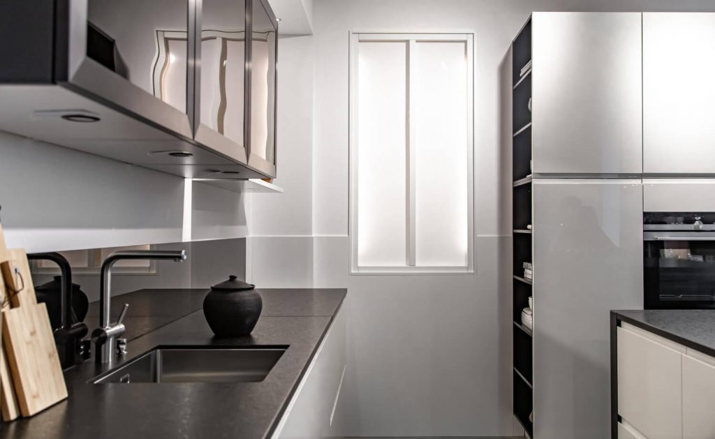 cocina blanca y encimera negra