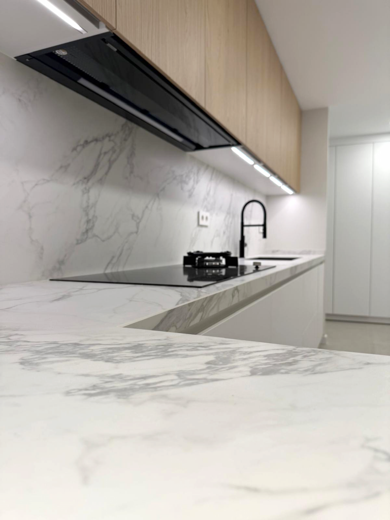 Mármol, granito, cuarzo o porcelánico: cómo elegir el mejor material para tu encimera de cocina