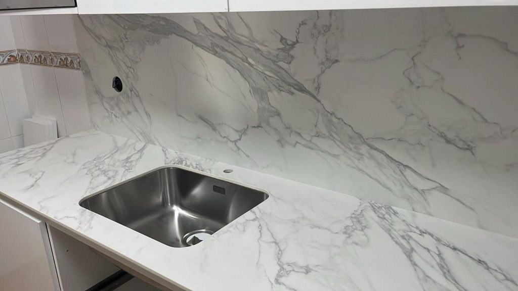 Fregadero bajo encimera, enrasado o sobre encimera: pros, contras y cuál se ensucia más